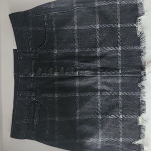American Eagle Super Hi-Rise Festival Mini B/W Checkered Skirt 4R 27W Ripped sty